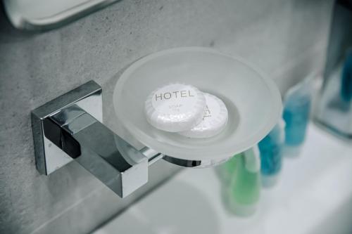 Primer plano de una luz en un baño en Argishti Hotel, en Vanadzor