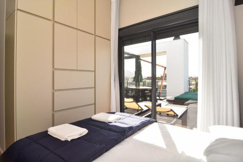 1 dormitorio con cama y vistas a un balcón en Chez Soleil, Cobertura com Jacuzzi e Vista Mar P1408, en Florianópolis