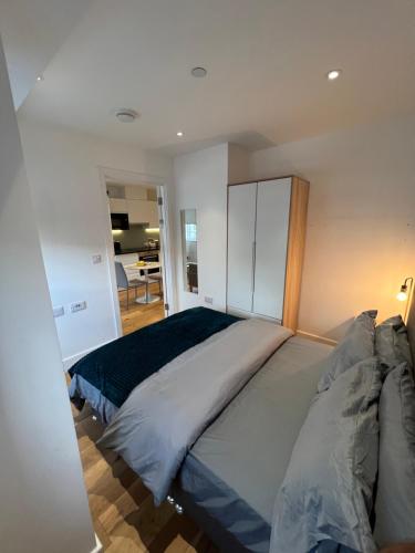 a bedroom with a large bed in a room at Lovely apartment in the centre of Croydon in Croydon