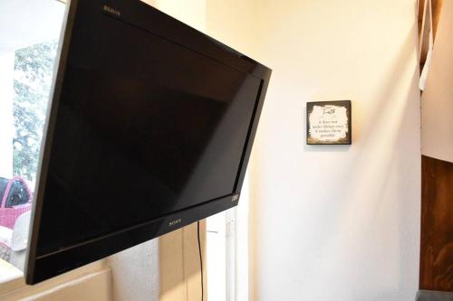 TV de pantalla plana colgada en la pared en Apartment & private terrace Sunlight residence, en Ciudad de México