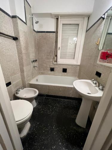 La salle de bains est pourvue de 2 toilettes, d'une baignoire et d'un lavabo. dans l'établissement Departamento en el centro de Mar del plata, à Mar del Plata