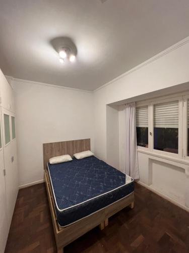 - une chambre avec un lit dans une pièce dotée d'une fenêtre dans l'établissement Departamento en el centro de Mar del plata, à Mar del Plata