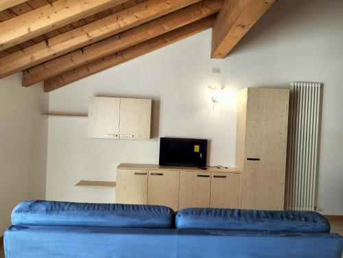 SirorにあるCasa Heidiの青いソファとテレビのあるリビングルーム