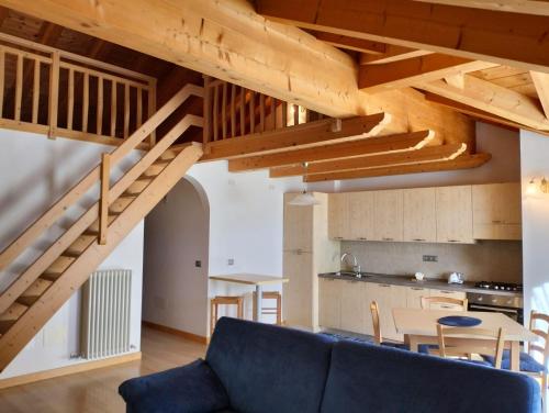 SirorにあるCasa Heidiのリビングルーム(青いソファ、木製の階段付)