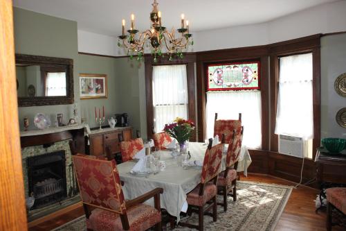 comedor con mesa, sillas y lámpara de araña en Green Oaks B&B, en Niagara on the Lake
