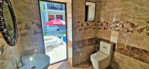 un baño con inodoro y lavabo en Qafqaz Resort Harmony, en Gabala