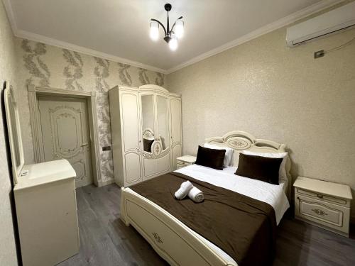 ein Schlafzimmer mit einem großen Bett in einem Zimmer in der Unterkunft Qafqaz Resort Harmony in Qəbələ