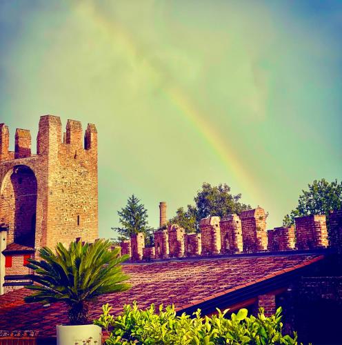 a rainbow in the sky over a castle at CA' DEL SOLE - Attico Panoramico in Centro Storico in Montagnana