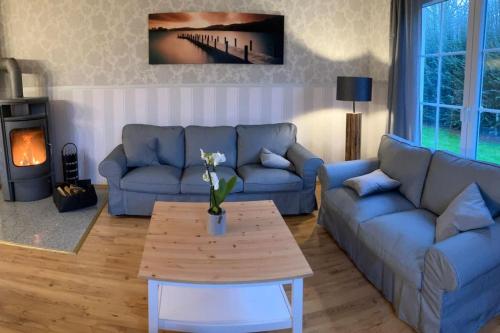 ein Wohnzimmer mit einem Sofa und einem Couchtisch in der Unterkunft Haus-Am-See-Pratzschwitz in Pirna