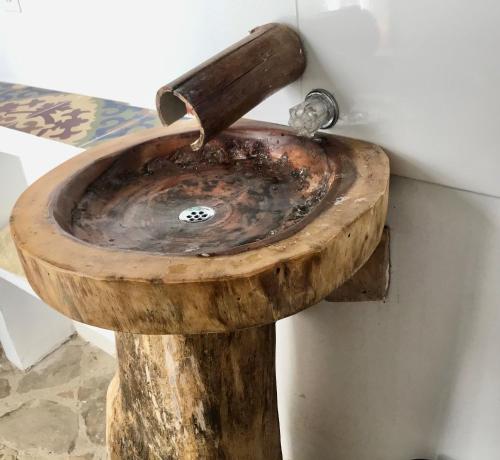 a wooden bathroom sink made out of a log at Kamajorú Ecohabitat in Tubará