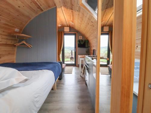 ein Schlafzimmer in einem winzigen Haus mit einem Bett in der Unterkunft Ingleborough in Clitheroe