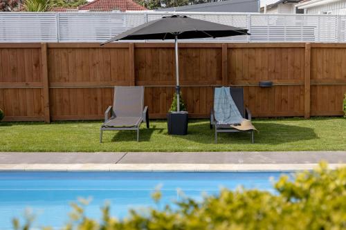 Bazén v ubytování Cobblestone Court Motel - Wenzel Motels nebo v jeho okolí