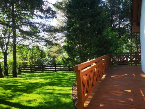 Κήπος έξω από το Bajkowy Domek Nad Samym Jeziorem