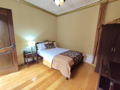Un pat sau paturi într-o cameră la Hotel Vieja Mansion