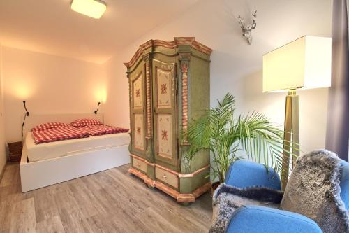 バートライヘンハルにあるMe(H)rblick - Pool - Balkon - Panoramaのベッドルーム1室(ベッド1台、椅子2脚付)