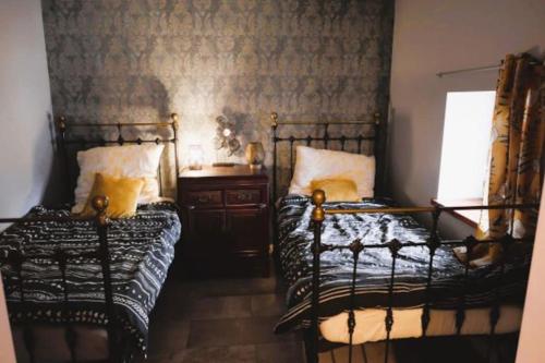 een slaapkamer met 2 bedden en een raam bij Agroturystyka Rancho Lavender - Dom gościnny 