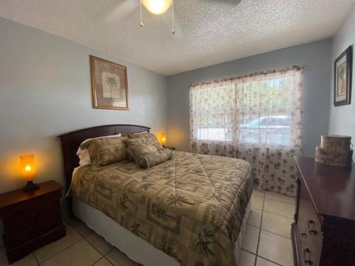een slaapkamer met een bed en een raam bij Professor Rousseau's Palm Paradise in Crystal River
