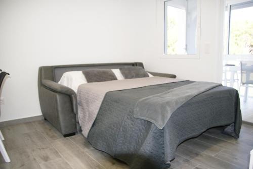 เตียงในห้องที่ Luxury Bungalow Costa Blanca Ground Floor ,Torrevieja, Lago Jardin 1