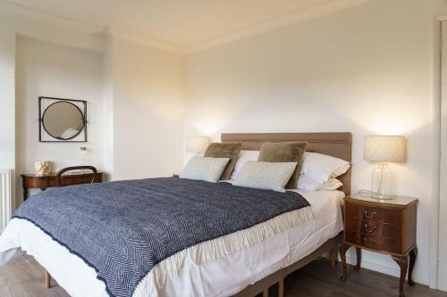 um quarto com uma cama grande e um cobertor azul em Smart self-catering apartment, Clitheroe em Clitheroe