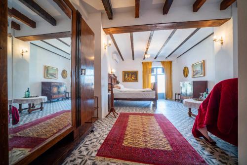 uma sala com um quarto com uma cama e uma porta em 7 Pisos Casa Rural de Pueblo em Cocentaina