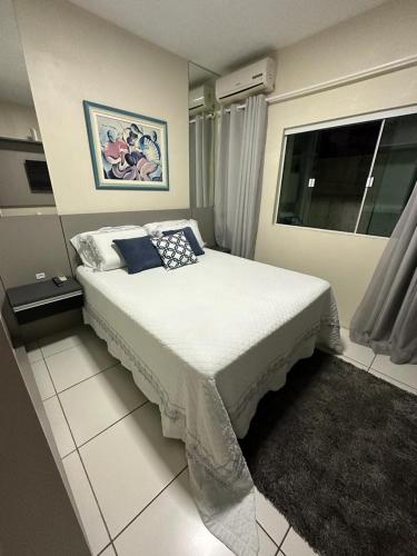 1 dormitorio con cama y ventana en Casa aconchegante, en Florianópolis