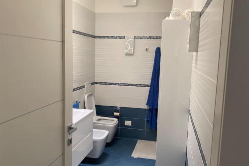 un bagno bianco e blu con servizi igienici e lavandino di Appartamento “Le vele” a Porto San Giorgio