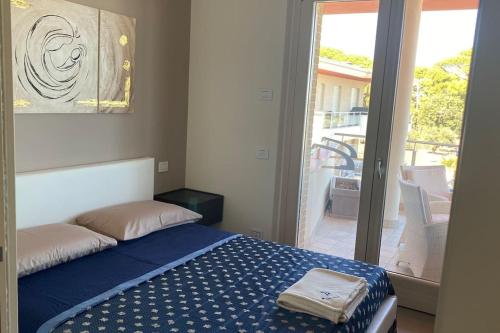 波爾托聖焦爾焦的住宿－Appartamento “Le vele”，一间卧室设有一张床,并有通往庭院的门