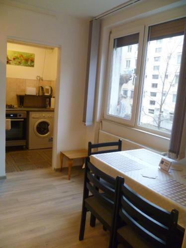una cucina con un tavolo e una sala da pranzo con una finestra di Romanilor - Studio First Floor a Deva