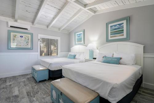 En eller flere senge i et værelse på Fiesta Key RV Resort Premium Room 3