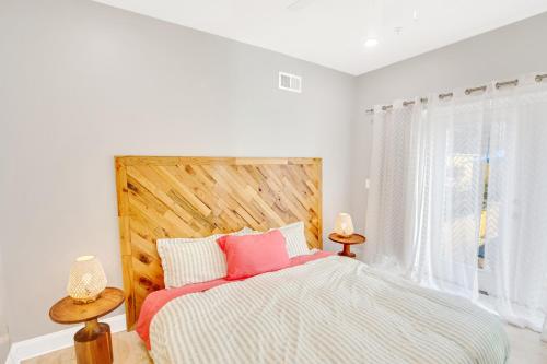 Spacious Oasis - Parking, Private Patio & Roofdeck Image