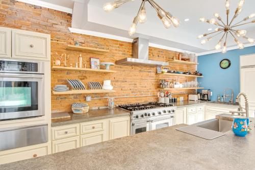 Spacious Oasis - Parking, Private Patio & Roofdeck Image