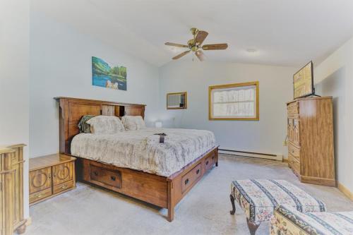 מיטה או מיטות בחדר ב-ARROWHEAD LAKE - Ski Chalet- Gameroom, Firepit - Lake View, Walk to Beach/Island