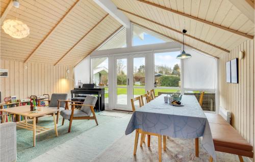 Χώρος καθιστικού στο Beautiful Home In Stege With Wifi