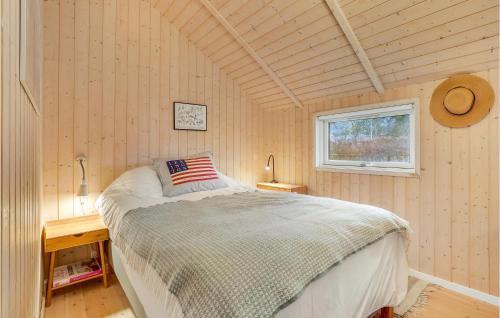 een slaapkamer met een bed in een kamer met een raam bij Beautiful Home In Stege With Wifi in Stege
