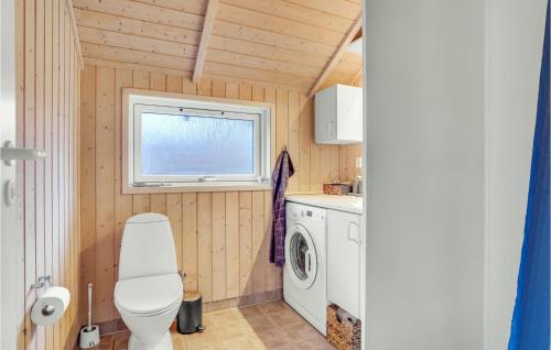 Et badeværelse på Beautiful Home In Stege With Wifi