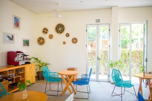 un soggiorno con sedie blu e un tavolo di Suites Cielo y Mar a Playa del Carmen