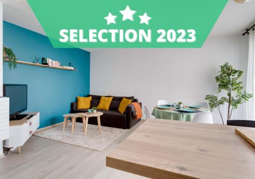 un salon avec un canapé et une table dans l'établissement Au COEUR du STADE DE FRANCE, à Saint-Denis