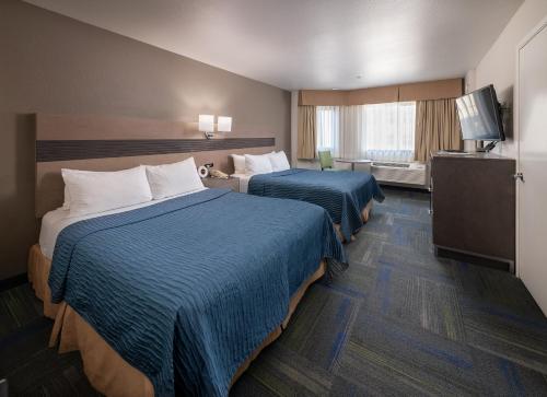ein Hotelzimmer mit 2 Betten und einem TV in der Unterkunft Buena Vista Motor Inn in San Francisco