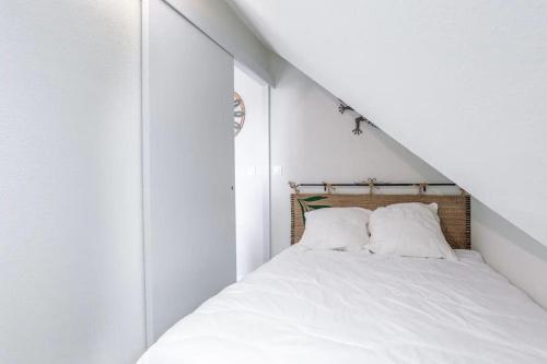 - une chambre blanche avec un lit et des draps blancs dans l'établissement Cabourg Au P'tit Nid, cocon au bord de mer, à Cabourg