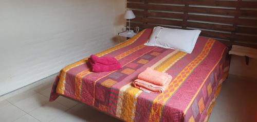 Una cama con dos toallas encima. en Cabaña Refugio De Caminantes in 