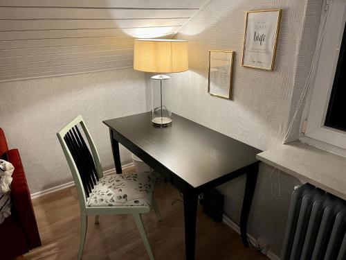Dielheim的住宿－Ihr Zuhause im Herzen von Baden，一张桌子,里面配有一盏灯和一把椅子