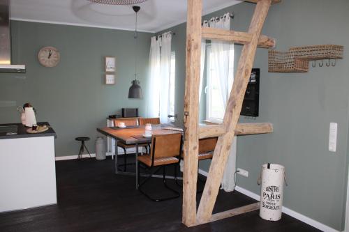 a kitchen and dining room with a wooden ladder at Ferienwohnung GeestZuhause in Heeslingen