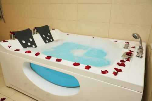 a bathroom with a bath tub in a toilet at Wahaj Al Mesak Units in Dammam