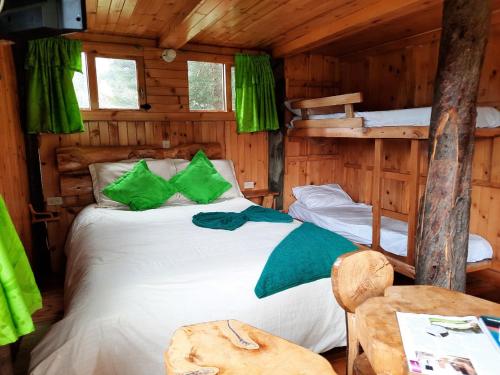 1 dormitorio con 1 cama en una cabaña de madera en Casa Mujer Villa Agueda en Chocontá