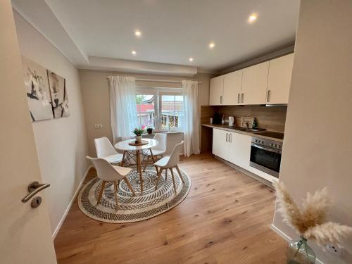 a kitchen with a table and chairs in a room at Ferienwohnung Stefan in Wallertheim