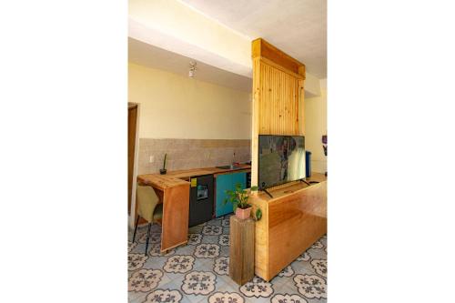 a room with a kitchen with a counter and a table at Hermoso Loft en el Circulo in Guatemala