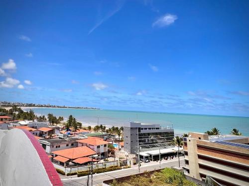 vistas a la playa y al océano desde un edificio en Bessa Beach Inn Ideal para Famílias, en João Pessoa