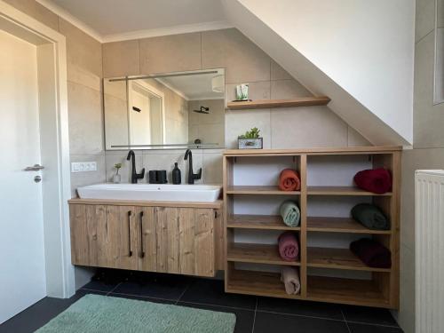 ein Bad mit einem Waschbecken und einem Spiegel in der Unterkunft Ferienhaus Molitor in Klagenfurt am Wörthersee