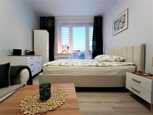 Postel nebo postele na pokoji v ubytování Szmaragdowy apartament