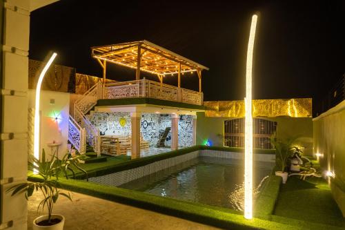 uma casa com piscina à noite em Admirable 2-bed-Apt With Pool, 24hrs Power & Unlimited Internet em Amuwo
